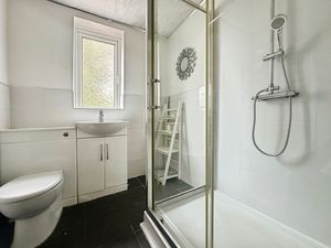 Main Bathroom - click for photo gallery